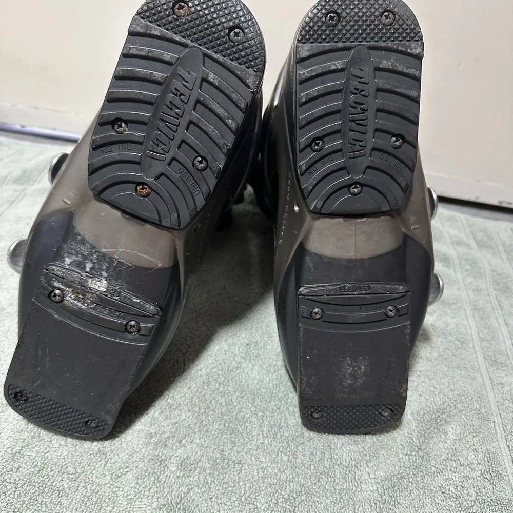 Women Tecnica Dark Gray Ski Boots with Metallic Buckles size 6